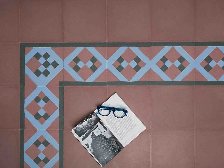 ROMEO rosso antico - nero America - blu oceano